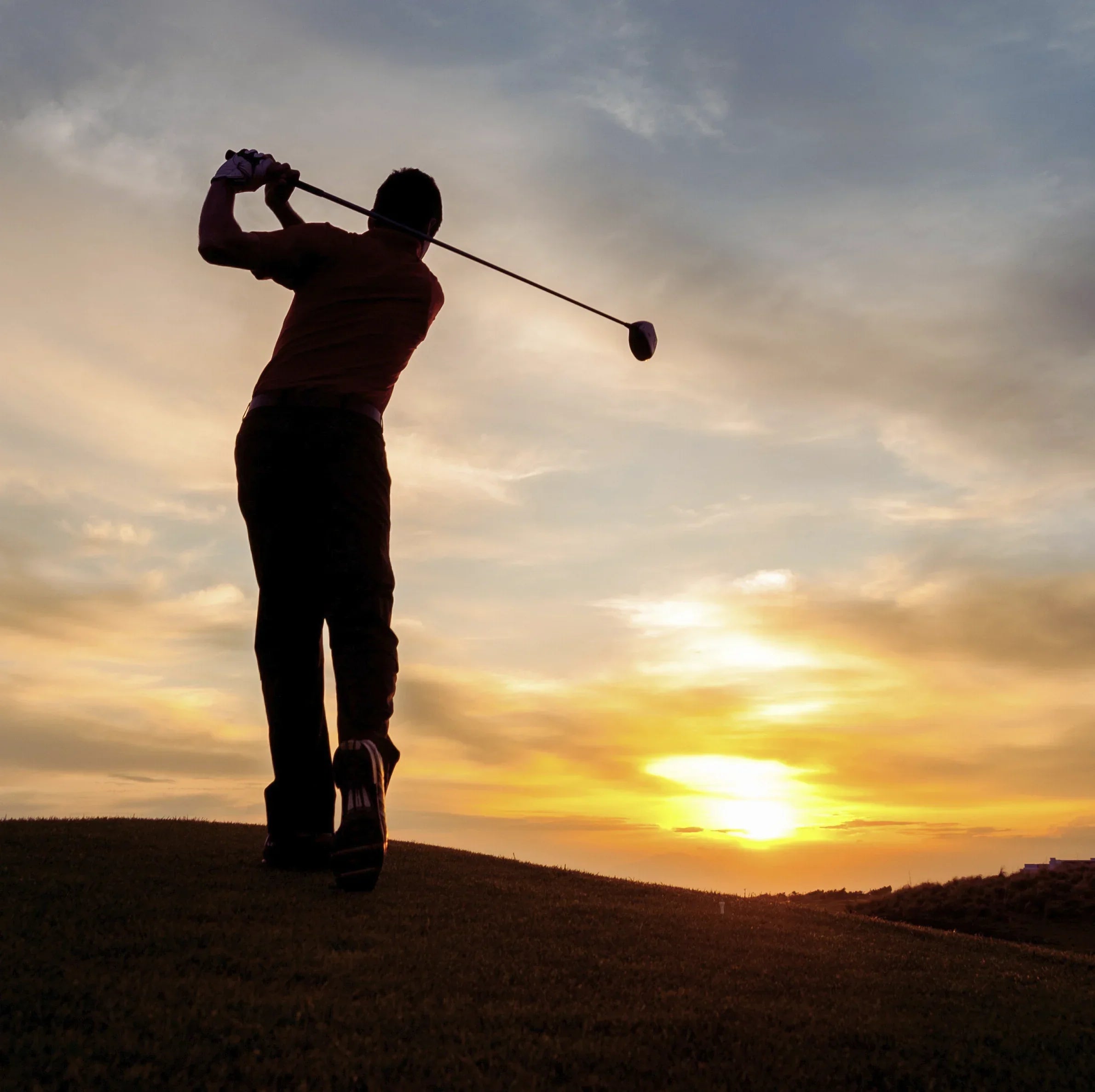 Golfer Abschlag Driver Sonnenuntergang